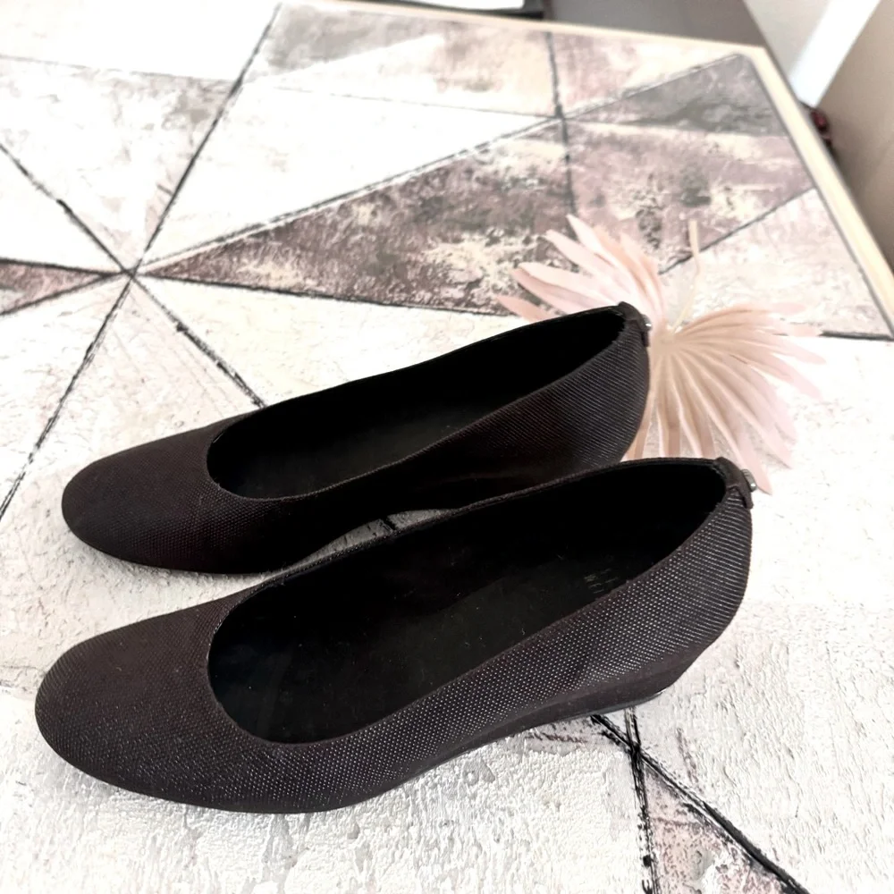 STUART WEITZMAN Black Sojourn Goosebump Textured Wedge Pumps Low Heel Size 8